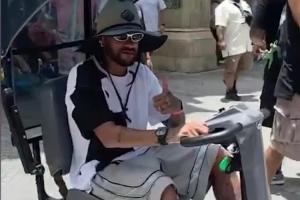 出局后首次露面！內馬爾現身奧蘭多環球影城，騎電動車和粉絲互動