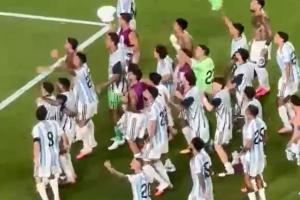 恩怨局！賽后阿根廷全隊慶祝晉級四強，高喊“不跳的就是英國人”