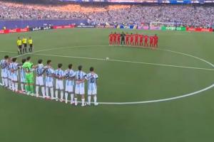 阿根廷vs瑞士開球前，兩隊為離世的南非國腳亞當斯默哀