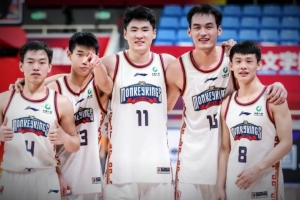 同曦曬林葳&趙柏清&王嵐嵚&劉東&鄔挺嘉的合照：定格了一段青春