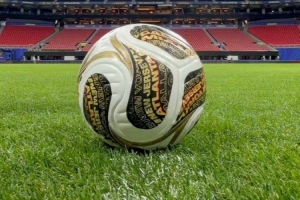 FIFA為世界杯半決賽、決賽推出新款用球，金黑白三色設計