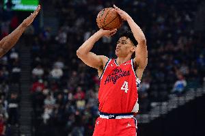 二年級欺負新人！科比·桑德斯17中9轟全場最高26分外加3板5助1斷