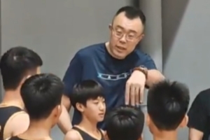 著眼未來(lái)！韓德君現(xiàn)身丹東少兒籃球培訓(xùn)機(jī)構(gòu)選拔小球員