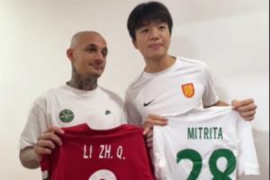 言歸于好！米特里策李鎮全賽后交換球衣，首回合雙方沖突前者染紅