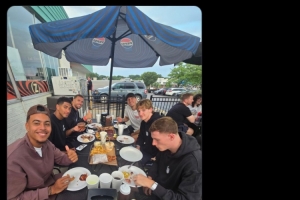 燒烤店曬貝林厄姆等英格蘭球員用餐照片，祝他們季軍戰(zhàn)好運(yùn)