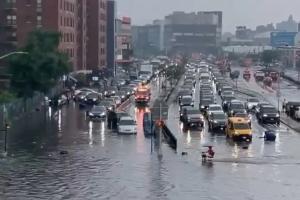 太陽報：世界杯決賽前紐約遭遇雷暴天氣，車輛街道均被淹沒