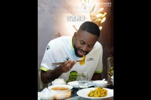 巴坎布曹永競評中餐美食：果木烤鴨巴坎布評拉，毛血旺兩人都評拉