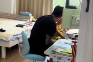 妻子曬張琳芃輔導兒子作業：不管是誰都跨不過輔導作業的這個坎