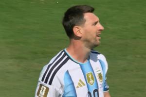 半場0-0！半場結束后鏡頭給到梅西，他正朝著一個方向抱怨著什么