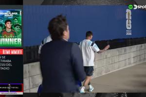 無緣衛冕！梅西賽后低頭離開球場，擺了擺手似乎婉拒了記者采訪