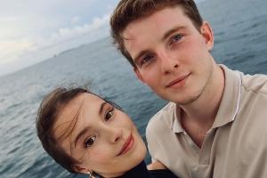 郎才女貌！22歲“千金”謝爾巴科娃宣布訂婚，曬與未婚夫多張合照