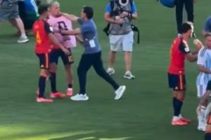 沖突不斷！賽后現(xiàn)場實拍，阿根廷助教阿亞拉給了奧爾莫一拳