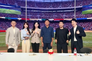 管澤元曬世界杯解說團隊照片：希望所有人都能在熱愛上努力前行