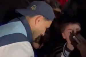 帕雷德斯回國后受到球迷們熱烈歡迎，他下車后為小球迷們簽名