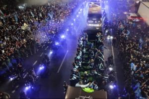 阿根廷歸國得到狂熱歡迎！眾人夾道歡迎敞篷大巴車，斯卡洛尼招手