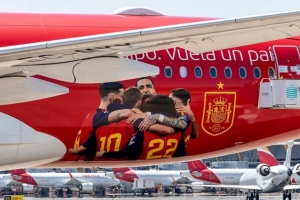 西媒：一架西班牙球員涂裝飛機降落在阿根廷首都