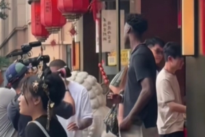 繼續中國行之旅！迪班薩來到北京品嘗糖葫蘆 游覽故宮興致高