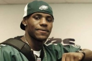 早有淵源！NFL費城老鷹隊曬詹姆斯早年穿戴老鷹隊裝備照