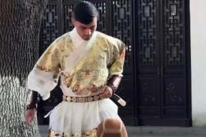 佩德里社媒曬玩蹴鞠視頻：我這技術放在古代，什么水平？