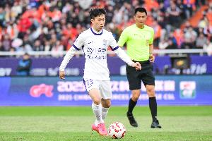 記者：今年夏窗有好幾家俱樂部想要李永佳，但津門虎隊舍不得放