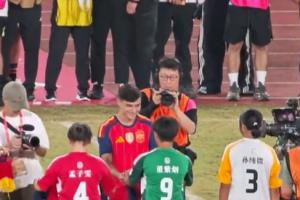 佩德里現身青少年校園足球總決賽，與球員踢互動對抗賽、送球衣