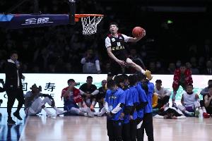 陳登星：小時(shí)候經(jīng)常看文斯·卡特扣籃 但偶像是科比