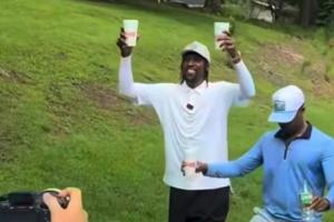 要去費城找老詹了太開心！波普得知消息后拿著飲料激情熱舞~