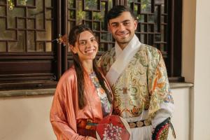 穿越回古代的畫風！佩德里INS曬照，與女友一同穿著漢服