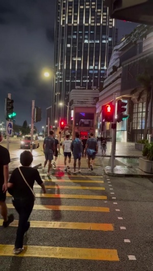 最高罰款2000港元！球迷中國香港街頭偶遇，福登等曼城4將闖紅燈