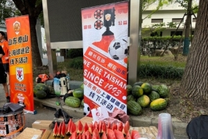 泰山上海球迷會會員參與愛心助農，出資500元購西瓜為遠征軍解暑