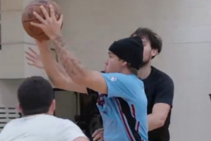 苦練1v3終結！前廣東男籃外援休賽期和NBA扣籃王麥克朗一塊訓練