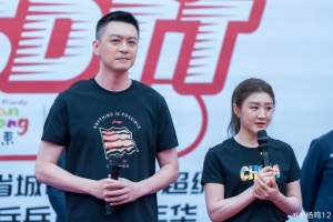 楊鳴曬與陳夢(mèng)的合照：愿未來(lái)籃球領(lǐng)會(huì)乒乓精神 齊頭并進(jìn) 共同發(fā)展