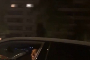震驚得哇哇大叫！球迷駕車偶遇改裝版蘭博基尼，司機竟是巴爾科拉