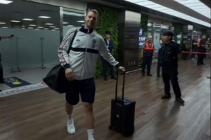 喊破音了！拜仁抵達韓國濟州島，諾伊爾為狂熱球迷簽名