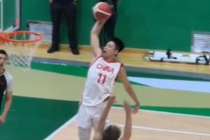 中國人能飛！U18小將張淳智防守反擊驚天單臂滑翔隔扣對(duì)手！