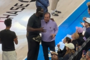感謝老板送來的續約大火箭！追夢觀戰WNBA 與拉科布勾肩搭背