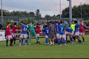 太陽報：曼聯U16對陣桑德蘭U16發生沖突，雙方拳腳相向