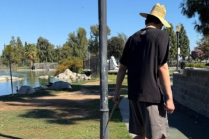 忙里偷閑！楊瀚森社媒曬照 訓(xùn)練之余戴著草帽遛狗