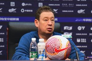 記者：斯盧茨基今早乘機返回莫斯科，于漢超等人送行