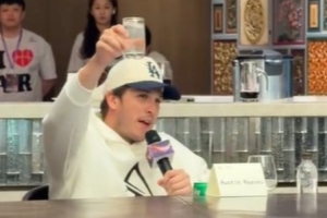 舉杯暢飲！里夫斯在宴會上大秀中文：“吃好喝好”
