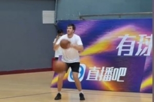 依舊神準(zhǔn)！里夫斯中國行大秀中投技術(shù) 穩(wěn)穩(wěn)連續(xù)命中17球