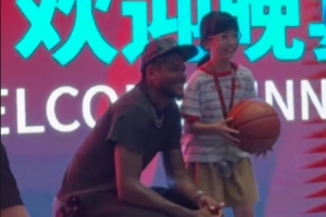 沒架子！杰倫·格林出席晚宴給球迷簽名&合影 貼心蹲下配合小球迷