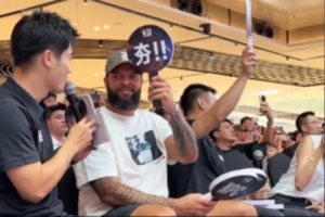 德隆出席NBA3X扣籃大賽現(xiàn)場(chǎng) 為選手表現(xiàn)打分“夯”和“人上人”