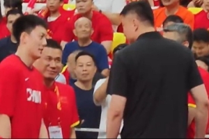 杜鋒來到男籃熱身賽現場與郭士強指導&助教熱聊 胡明軒上前打招呼