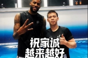 殘缺的玉是王！威姆斯與獨臂少年張家城單挑 后者運球極快但惜敗