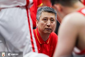 媒體人：中國男籃的5號位有時候真不知道聯防要干嘛 位置都站不穩