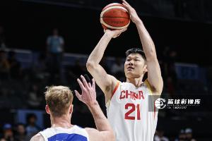 還是比較穩(wěn)！胡金秋半場6中3拿下6分4籃板