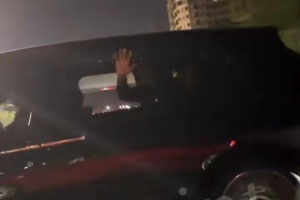 得注意安全！球迷一路追車狂喊追夢 追夢搖下車窗和球迷打招呼