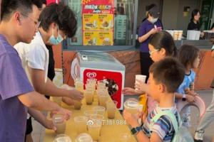 博主：上海海港在上汽浦東足球場客隊區為大連球迷免費提供綠豆湯
