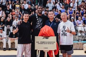 巴特勒開啟中國行！為四川涼山捐贈籃球場 體驗彝族非遺漆器文化